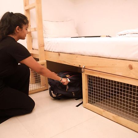Nap Manor Hostels Мумбаи Экстерьер фото