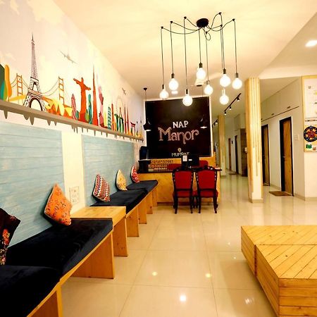 Nap Manor Hostels Мумбаи Экстерьер фото