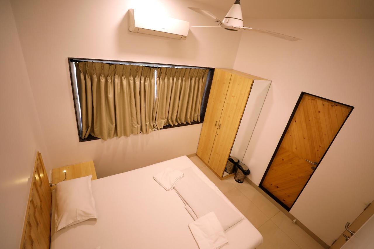 Nap Manor Hostels Мумбаи Экстерьер фото