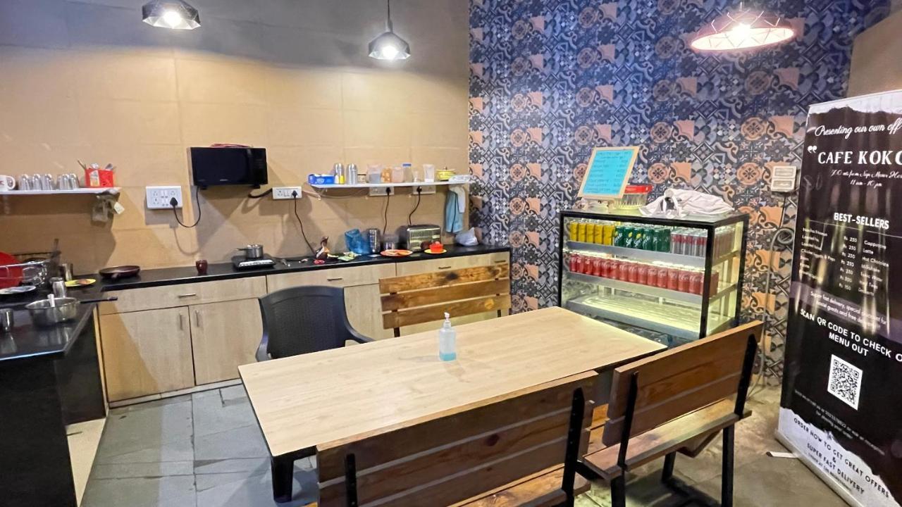 Nap Manor Hostels Мумбаи Экстерьер фото