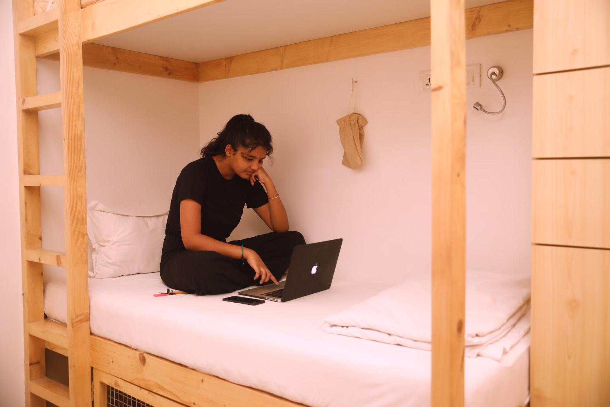 Nap Manor Hostels Мумбаи Экстерьер фото