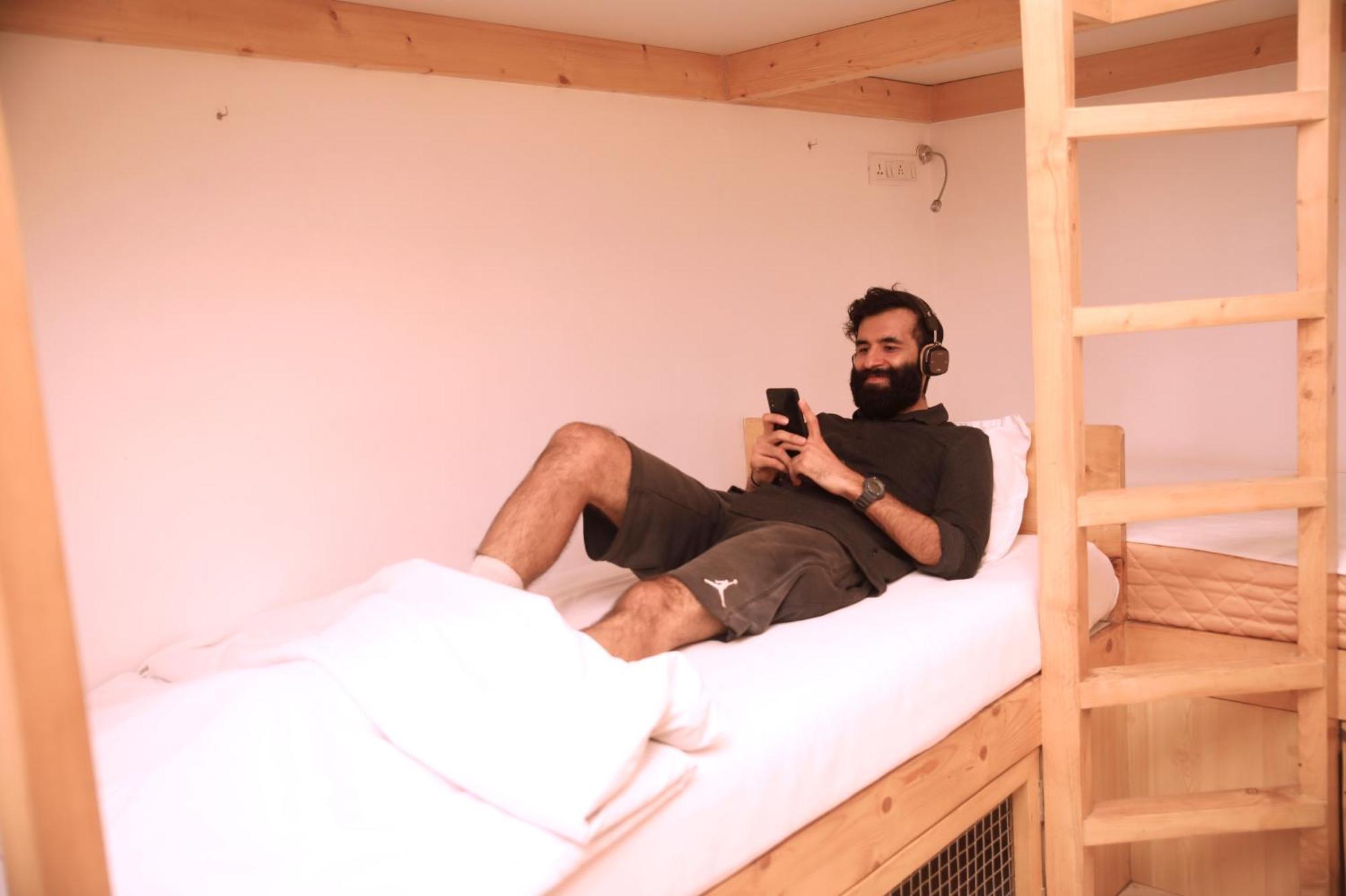 Nap Manor Hostels Мумбаи Экстерьер фото
