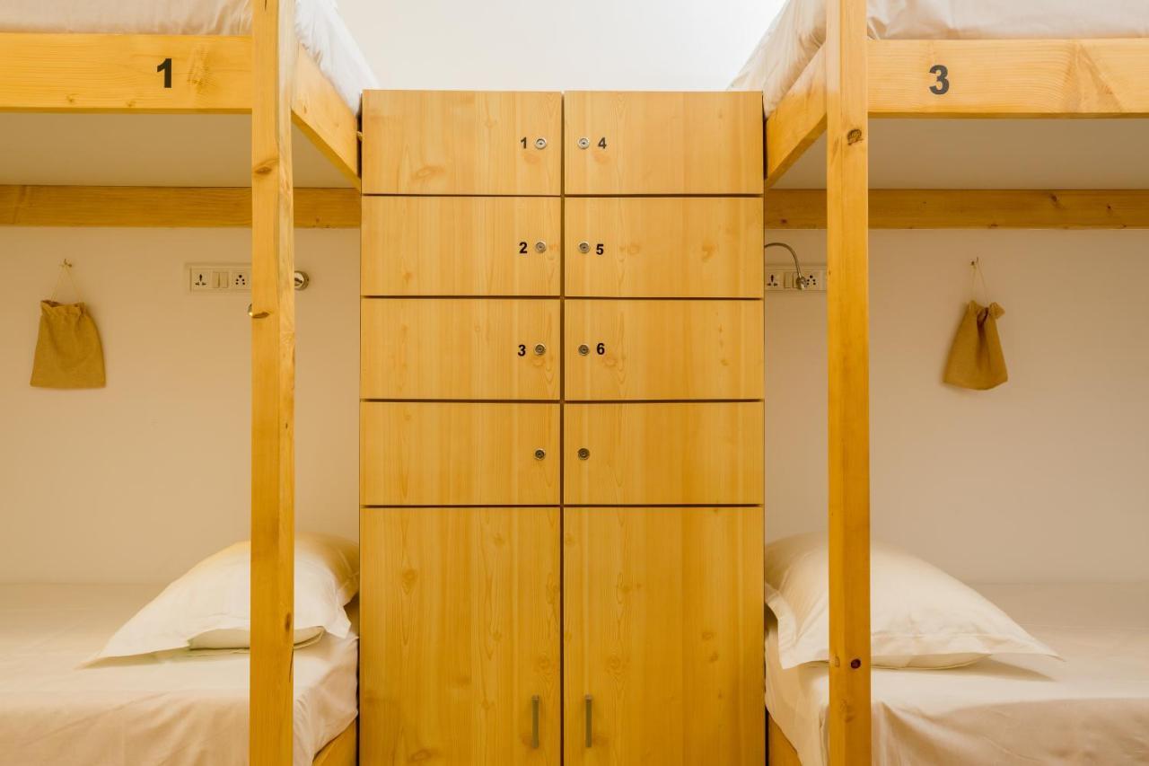 Nap Manor Hostels Мумбаи Экстерьер фото