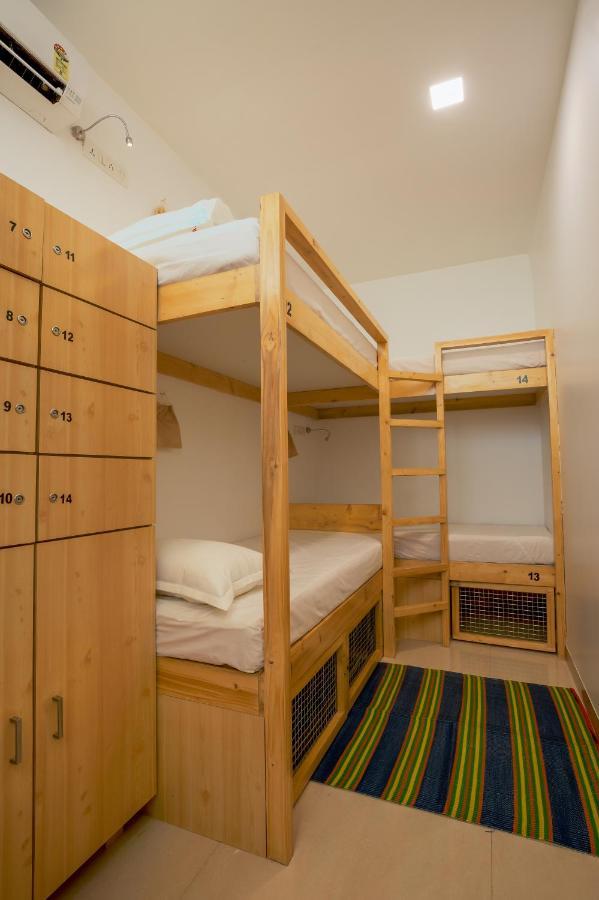 Nap Manor Hostels Мумбаи Экстерьер фото